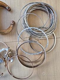 Lotto bracciali e anelli