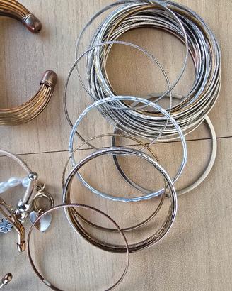 Lotto bracciali e anelli