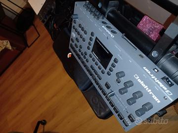 Octatrack MK2 grigio con decksaver