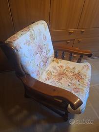 Poltrona in legno con imbottitura