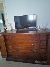 comó dotato di cassetti e specchiera
