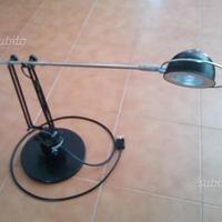 Lampada da scrivania a variazione di luminosita'