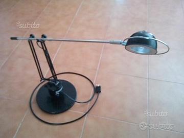 Lampada da scrivania a variazione di luminosita'