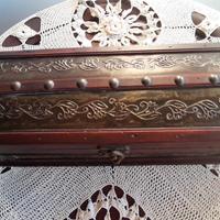 Prestigioso cofanetto in legno inserti cesellati