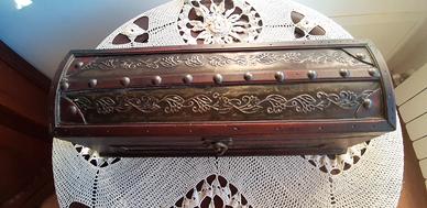 Prestigioso cofanetto in legno inserti cesellati