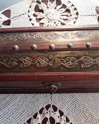 Prestigioso cofanetto in legno inserti cesellati