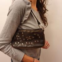 Borsetta marrone con fiore stilizzato con borchie