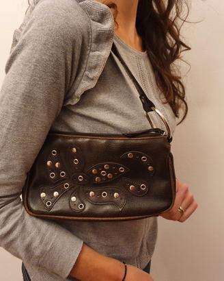 Borsetta marrone con fiore stilizzato con borchie