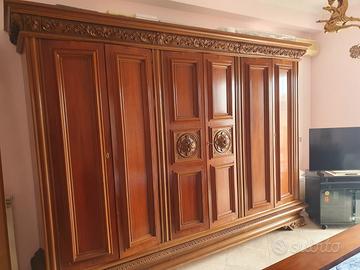 Armadio antico da collezione in legno massiccio