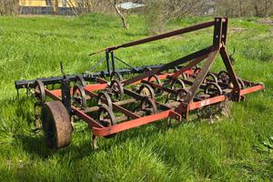 Erpice Vibrocult 2,40 m con ruote di regolazione