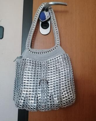Borsa capiente con le linguette di lattine 