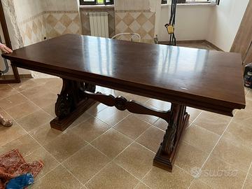Elegante tavolo in legno con basi scolpite