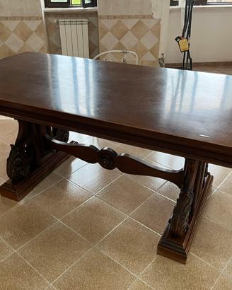 Elegante tavolo in legno con basi scolpite