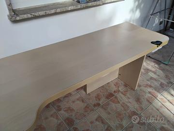 Scrivania in legno