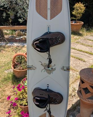 Wakeboard Liquid Force Peak 151 2025 con Idol 4D.