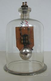 Campanello elettrico in una campana per il vuoto