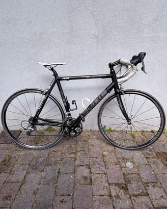 Bici da corsa Cube Peloton – leggera e scorrevole