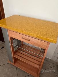 Carrello con ripiano al quarzo