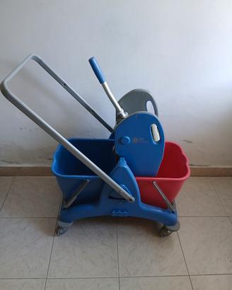 Carello pulizie a doppio secchio e strizzatore.