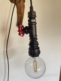 Lampada da parete in legno galleggiante e metallo