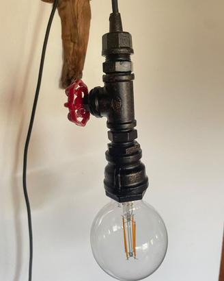 Lampada da parete in legno galleggiante e metallo