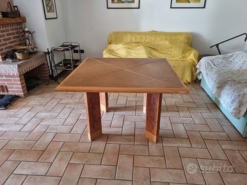 Tavolo in radica e pelle