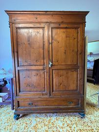 Armadio antico in legno massello
