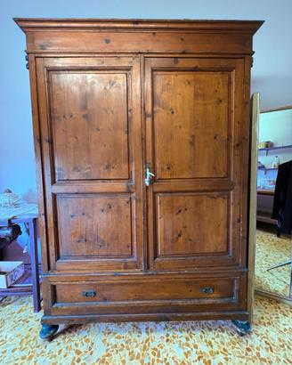 Armadio antico in legno massello