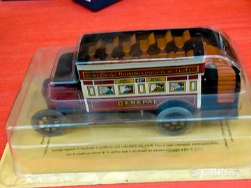 Gioco in latta a corda. Bus panoramico.