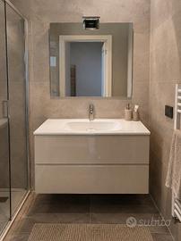 mobile bagno con lavabo e specchio