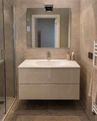 mobile bagno con lavabo e specchio