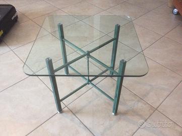 Tavolino da salotto in ferro e vetro molato.