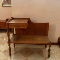 Mobiletto d’epoca in legno con piano laterale e ca