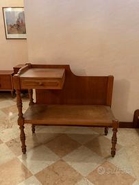 Mobiletto d’epoca in legno con piano laterale e ca