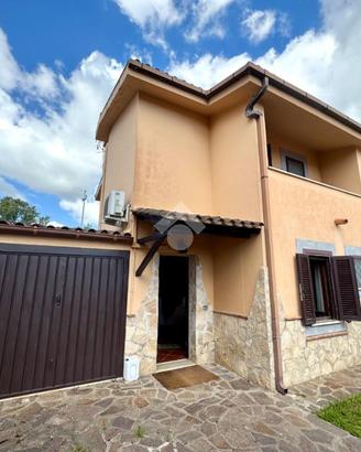 VILLA A SCHIERA A TERRACINA