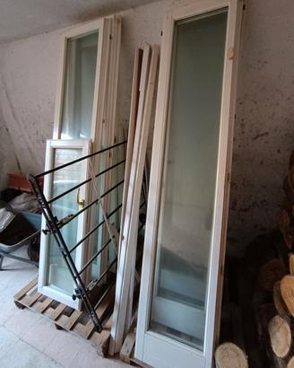 Finestra e portafinestre in legno bianco 