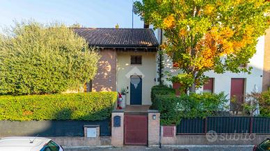 VILLA A SCHIERA A CAVRIAGO