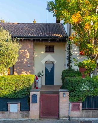 VILLA A SCHIERA A CAVRIAGO