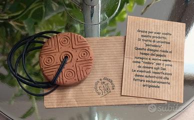 Ciondolo pintadera terracotta.