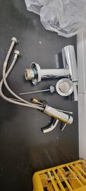lavabo sospeso con  miscelatore