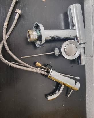 lavabo sospeso con  miscelatore