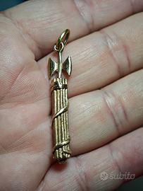 Antico Ciondolo Fa$cio ventennio 50x9mm oro basso?