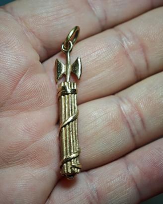 Antico Ciondolo Fa$cio ventennio 50x9mm oro basso?