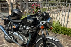 Triumph thruxton 900