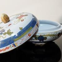Zuppiera/Vaso con coperchio su tre piedi, Faenza