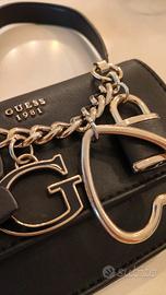 Borsa a tracolla Guess 1981 con charm e catena