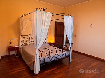 letto a baldacchino in ferro con rete
