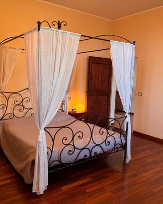 letto a baldacchino in ferro con rete