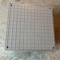 Pozzetto per cavi elettrici con coperchio