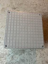 Pozzetto per cavi elettrici con coperchio